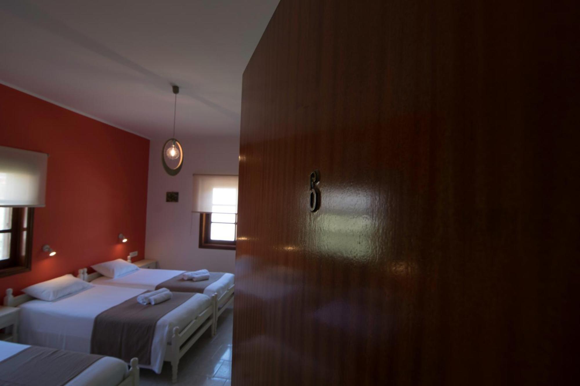 Niki Rooms Palaiochora Bilik gambar